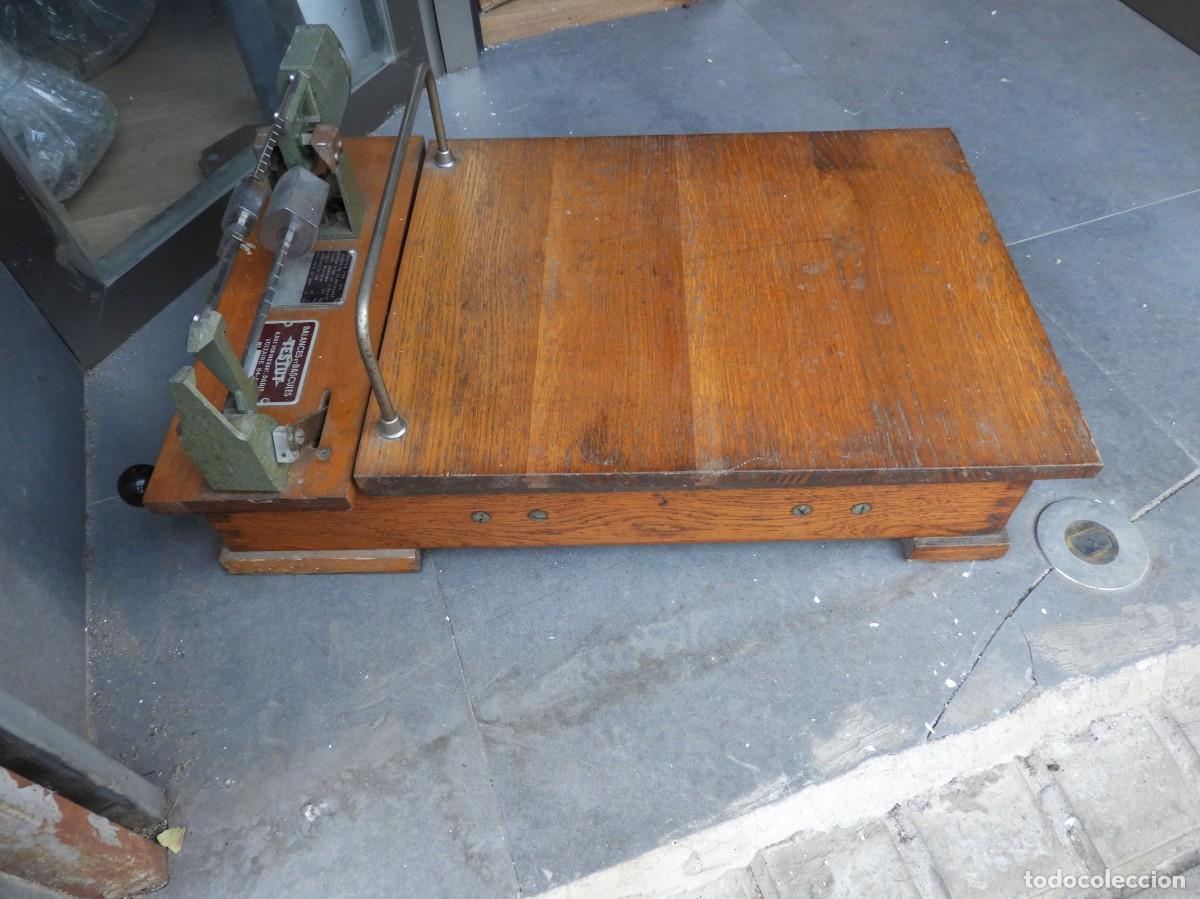 Antig&uuml;edades: BASCULA ANTIGUA DE ROBLE MARCA TESTUT FUNCIONANDO - Foto 9