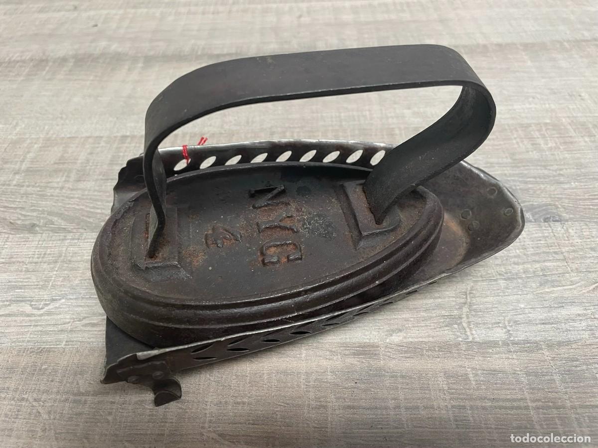 Antiques: ANTIGUA PLANCHA Y REPOSA PLANCHA DE HIERRO