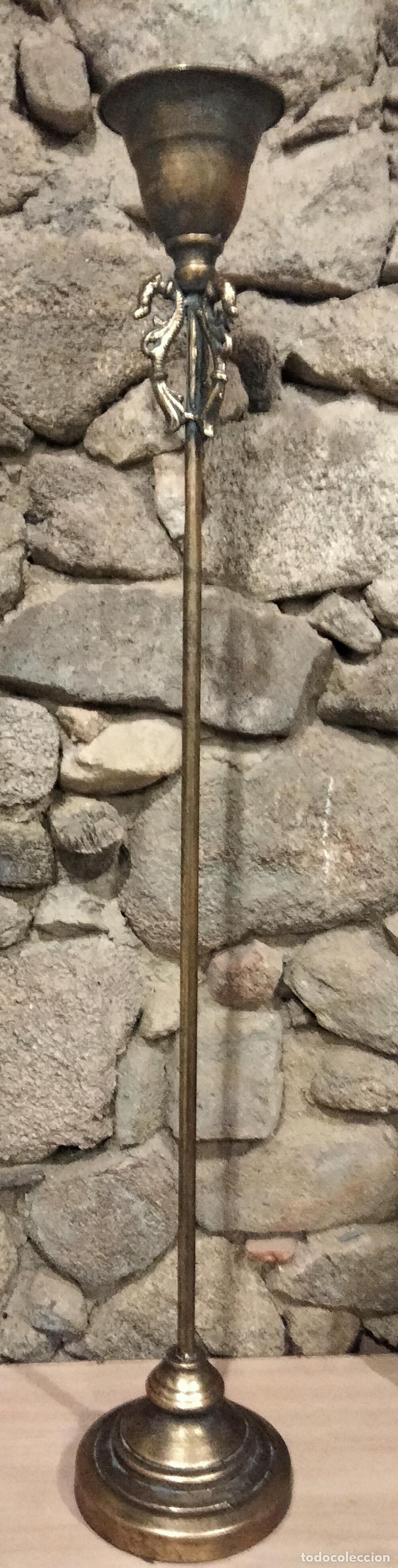 Antig&uuml;edades: Magn&iacute;fico candelabro en lat&oacute;n - Foto 1