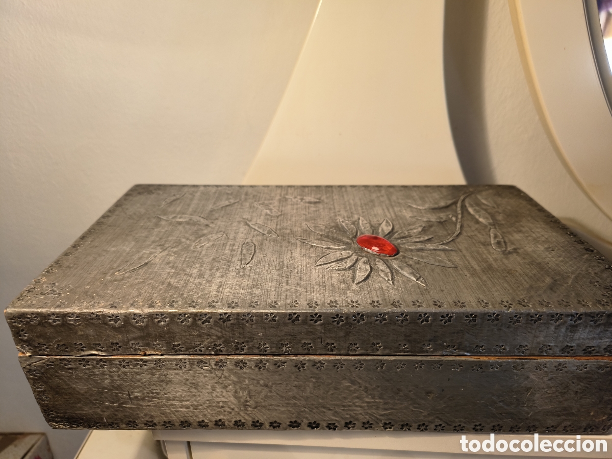 Antig&uuml;edades: Caja joyero de esta&ntilde;o repujado y piedra incrustada tipo cornalina. - Foto 9