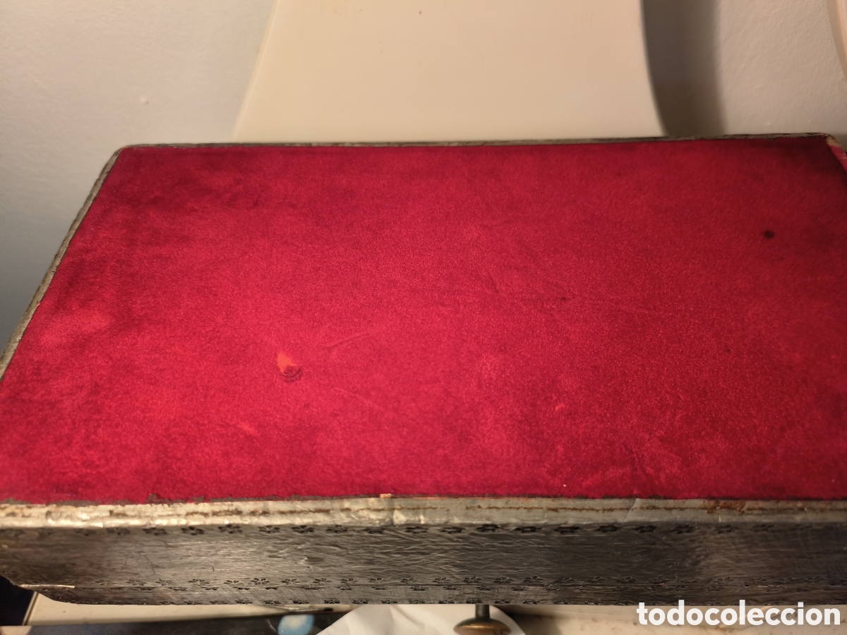 Antig&uuml;edades: Caja joyero de esta&ntilde;o repujado y piedra incrustada tipo cornalina. - Foto 11