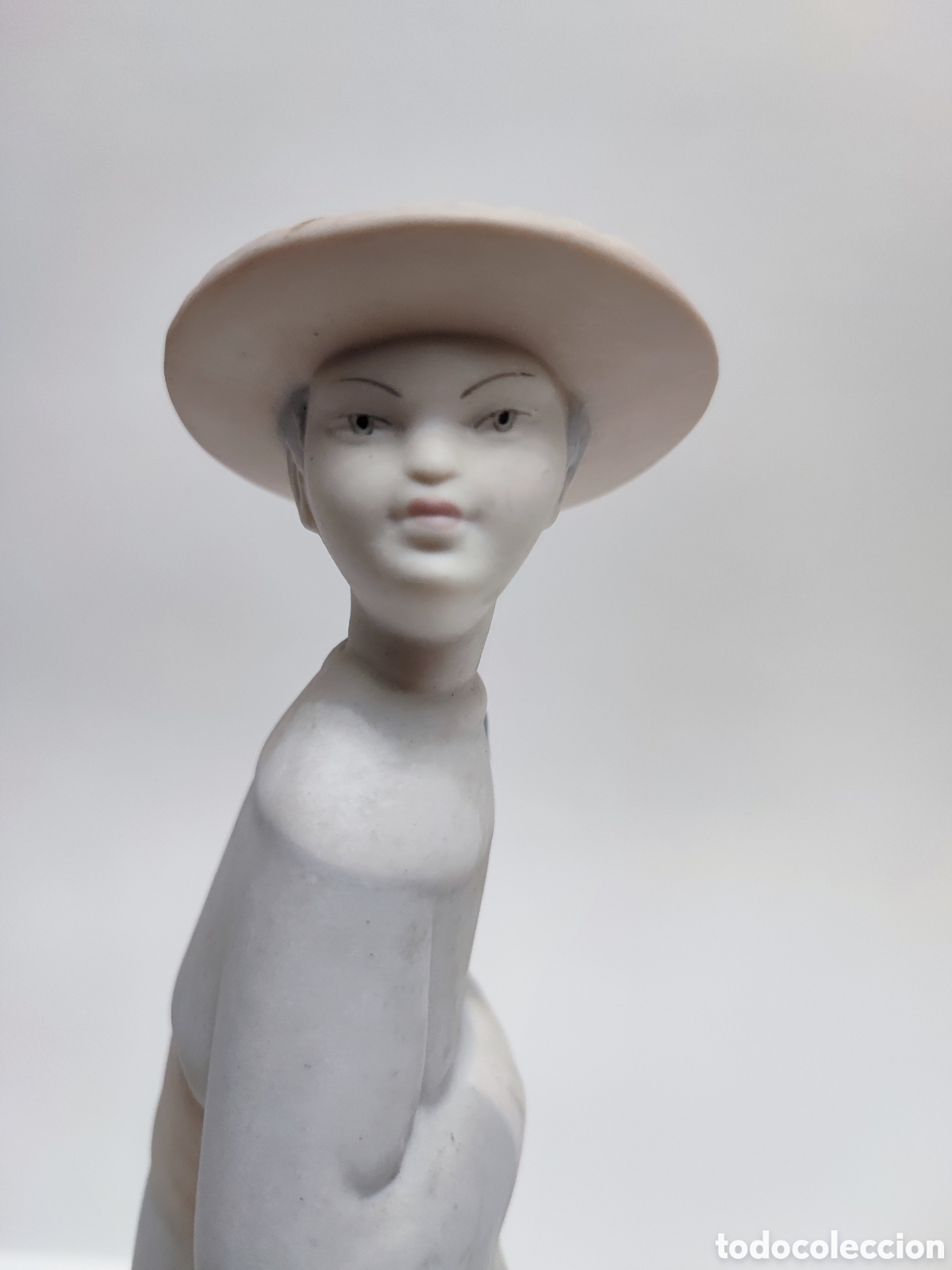 Antiques: Figura de Porcelana Joven Chino (como se ve en las fotos)