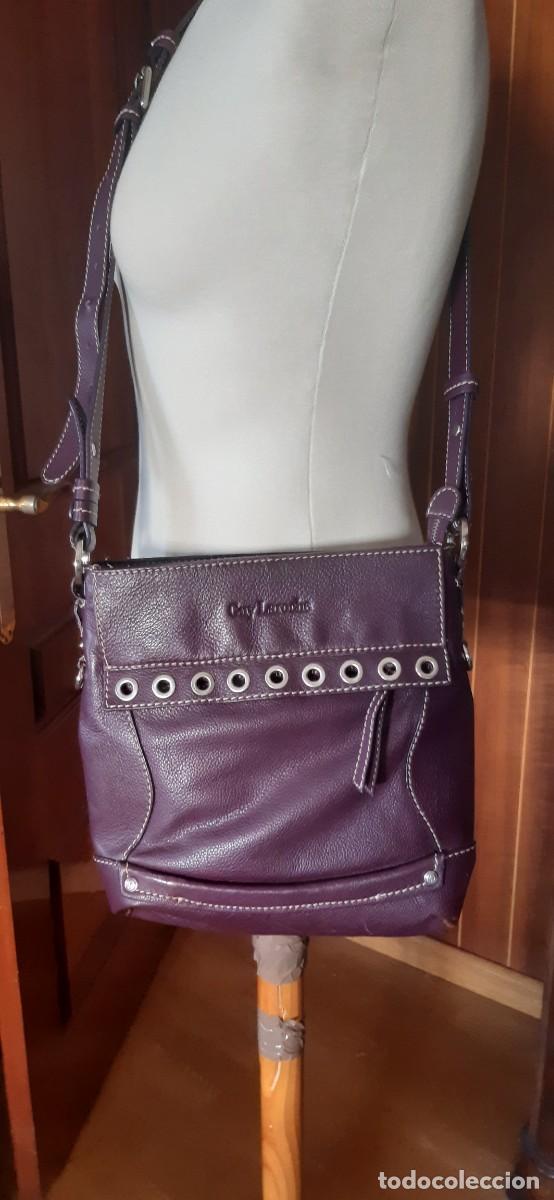 Antig&uuml;edades: BOLSO DE PIEL BURDEOS DE GUY LAROCHE. - Foto 1