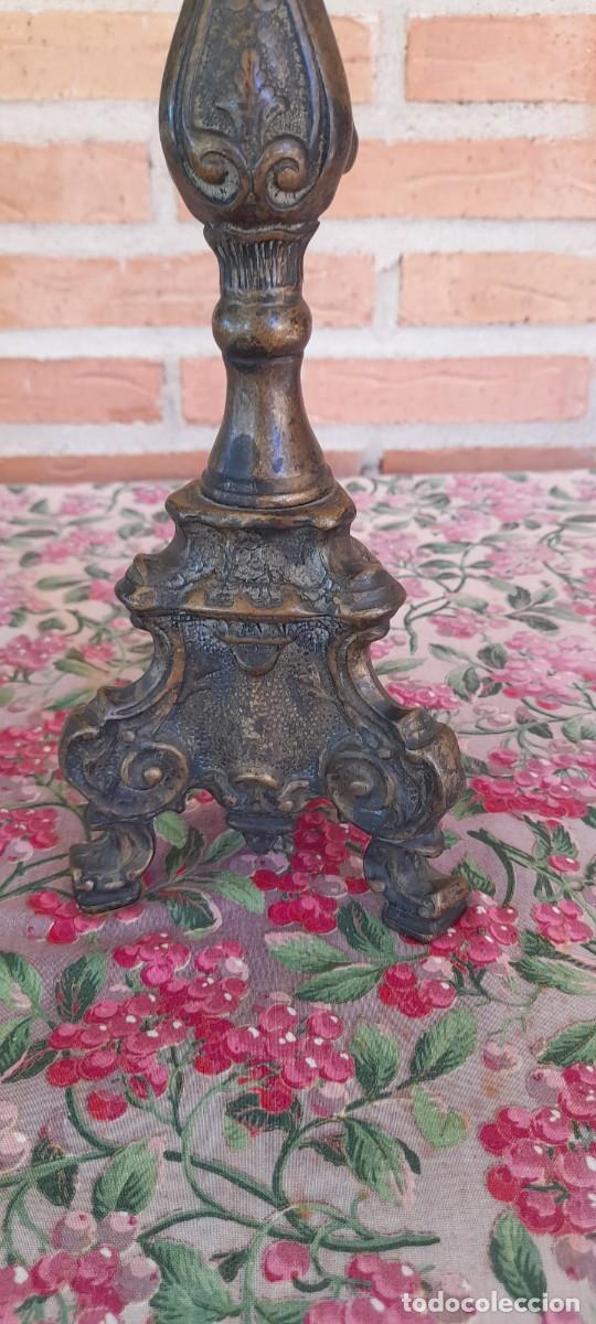 Antig&uuml;edades: CANDELABRO ANTIGUO DE BRONCE MACIZO - Foto 4