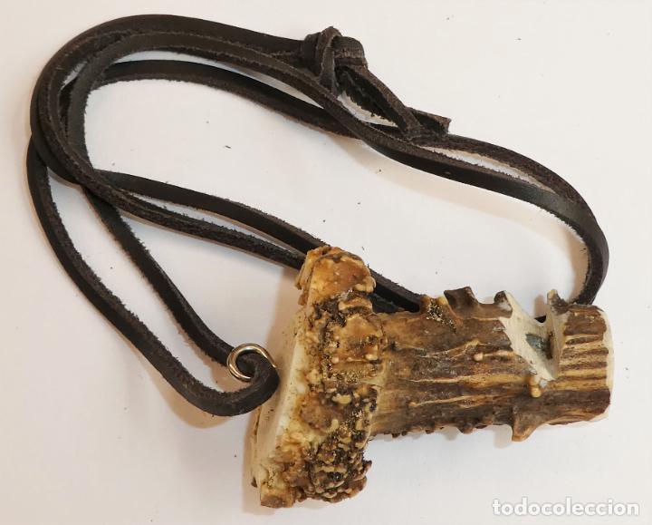 Antig&uuml;edades: Silbato para llamada de perros en cuerno de corzo - Foto 1