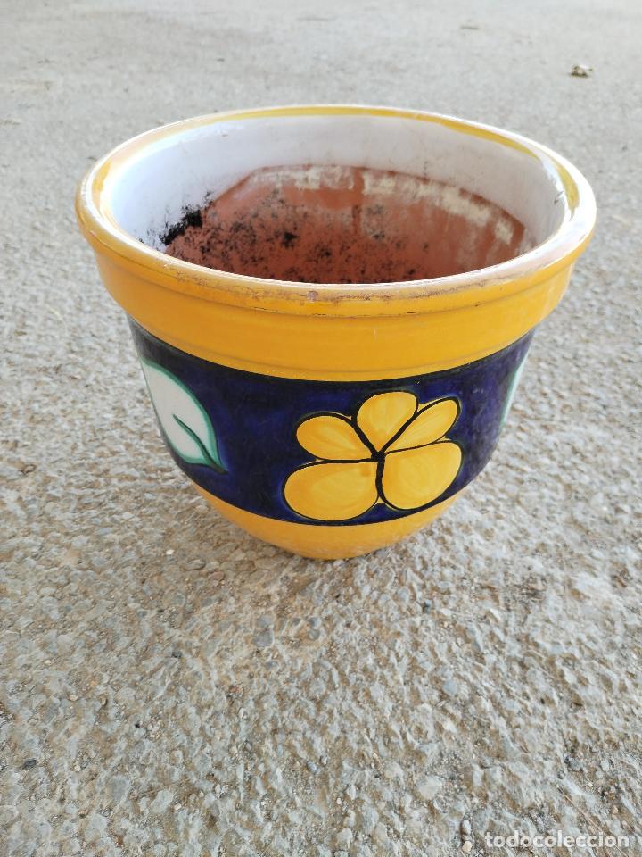 Antig&uuml;edades: macetero con hojas y flores - Foto 2