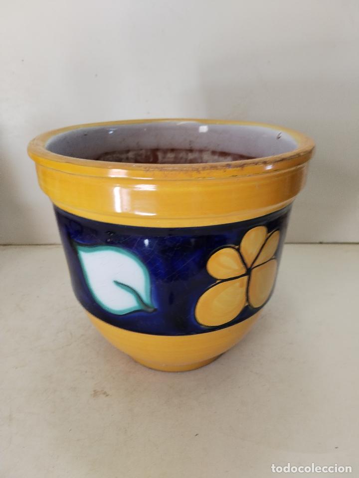 Antig&uuml;edades: macetero con hojas y flores - Foto 1