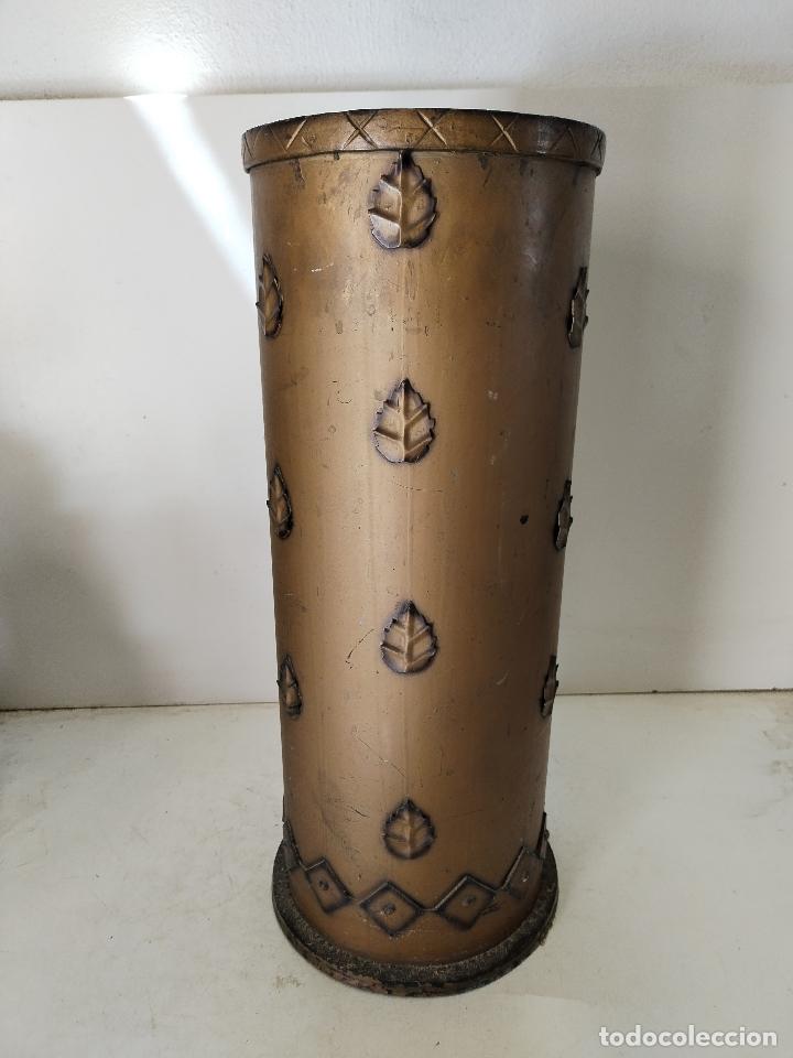 Antiguidades: paraguero rustico de metal