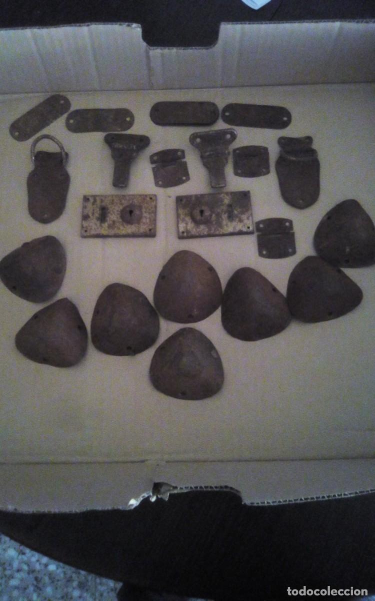 Antig&uuml;edades: Herrajes de antigua maleta de madera forrada en tela. En hierro forjado, principios siglo XX. Ver.