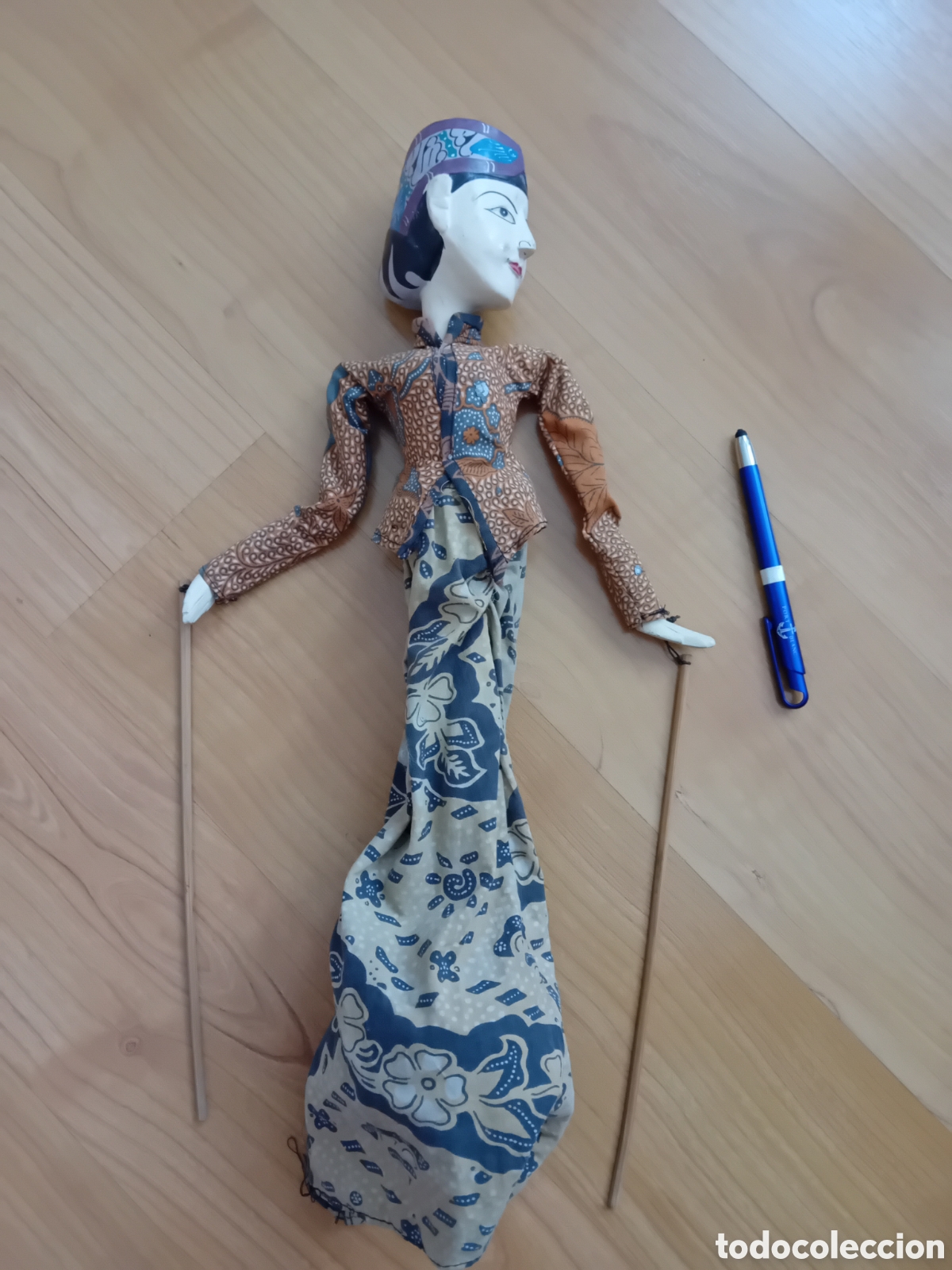 Antig&uuml;edades: PRECIOSA MARIONETA ASIATICA. CABEZA Y MANOS BARRO. PEANA MADERA PARA PONER DE PIE. EXCELENTE ESTADO