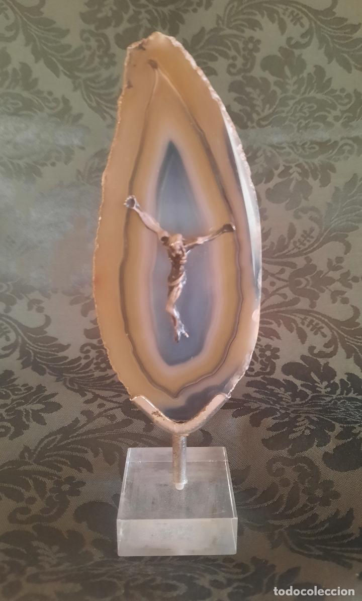 Antig&uuml;edades: CRISTO SOBRE ONIX EN BASE DE METACRILATO. - Foto 1