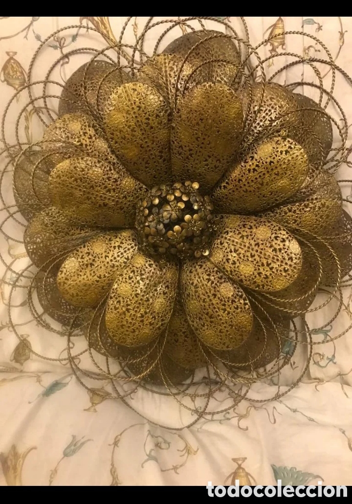Antig&uuml;edades: Cuadro forma flor en dorado - Foto 1