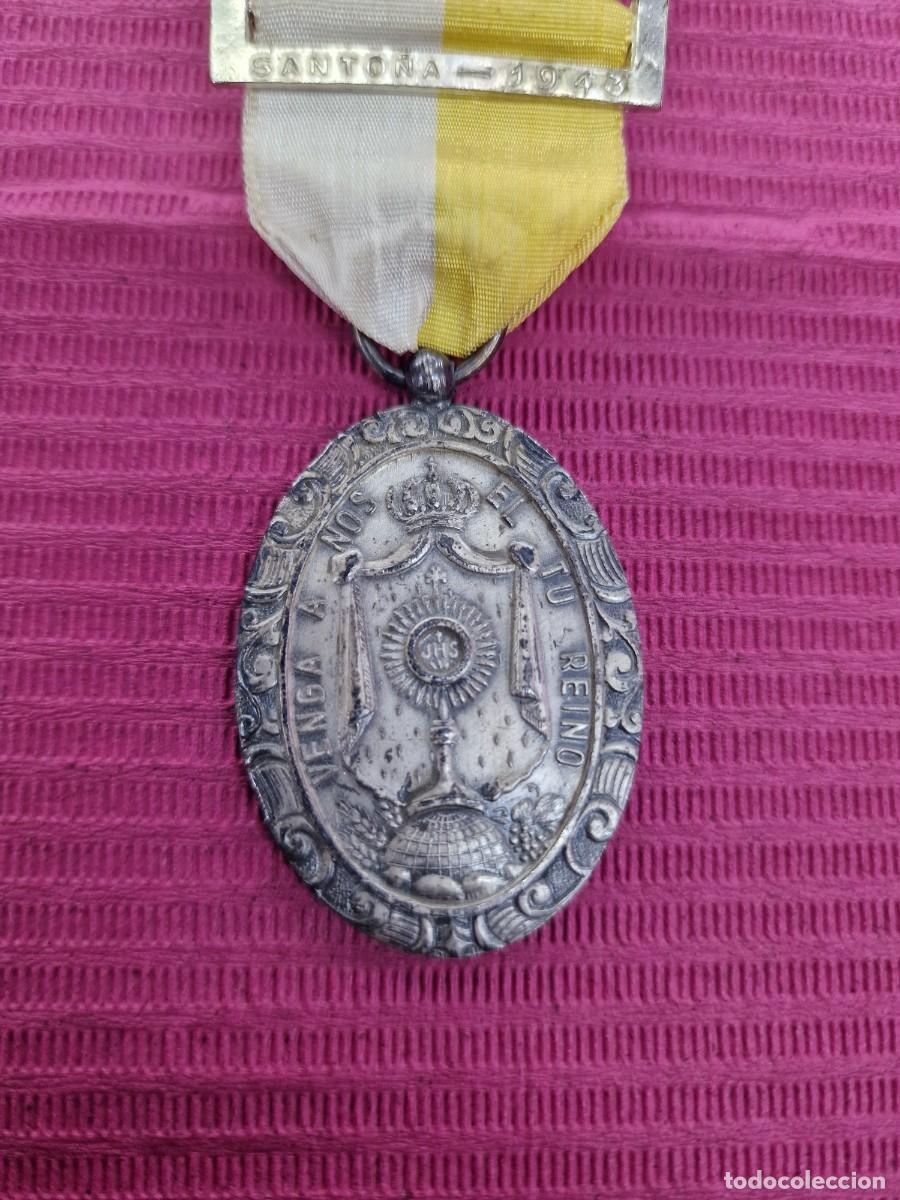 Antig&uuml;edades: Medalla Asamblea Eucaristica en Santo&ntilde;a 1943 - Foto 3