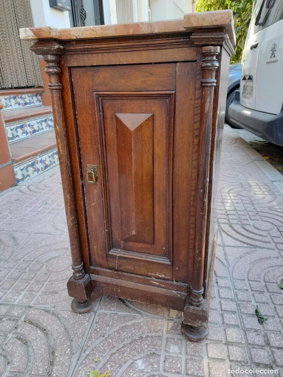 Antig&uuml;edades: Mesita de noche de madera con marmol - Foto 1