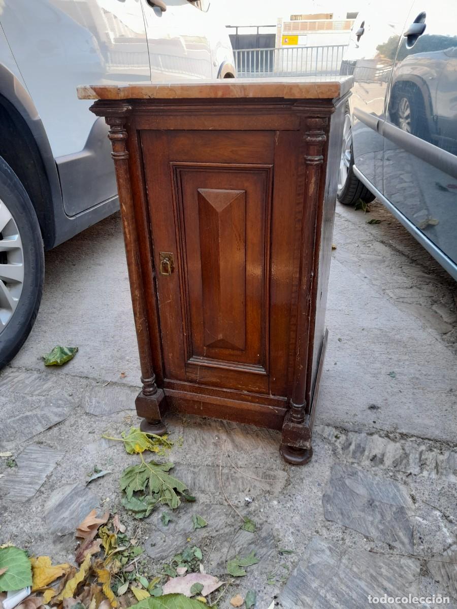 Antig&uuml;edades: Mesita de noche de madera con marmol - Foto 3