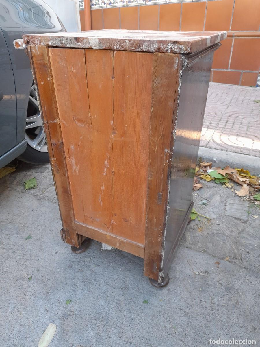 Antig&uuml;edades: Mesita de noche de madera con marmol - Foto 5