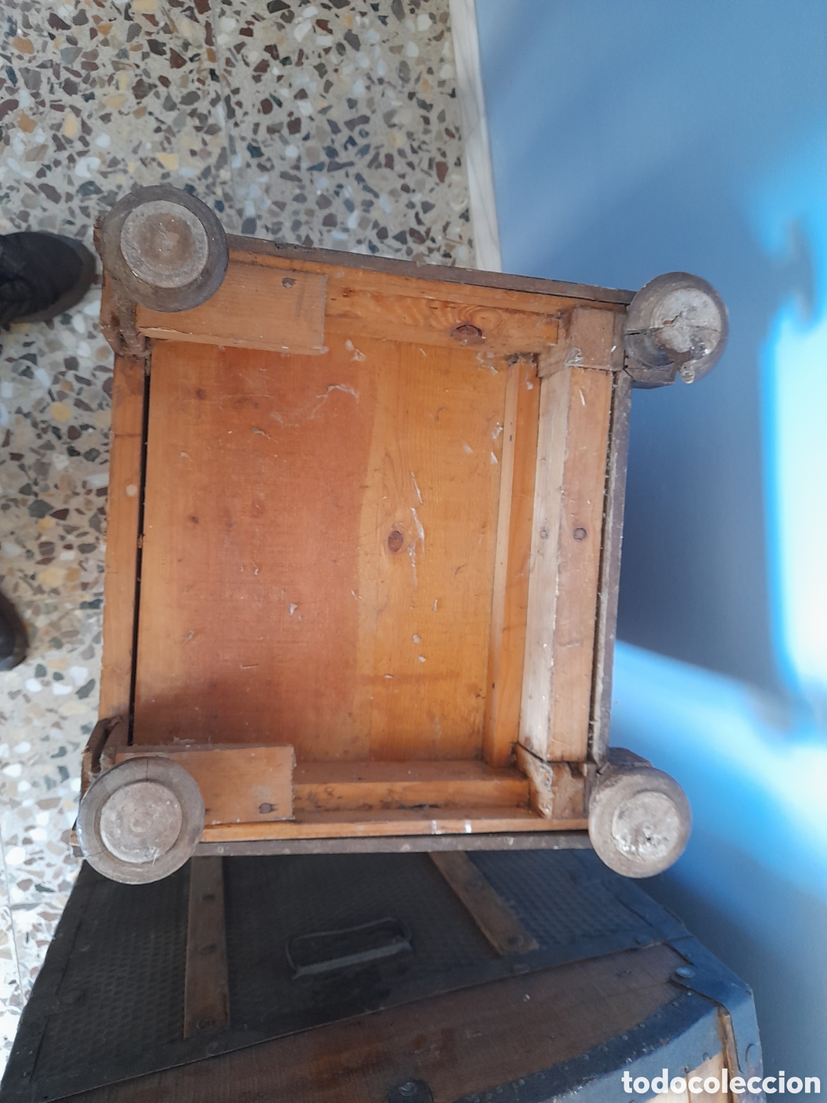 Antig&uuml;edades: Mesita de noche de madera con marmol - Foto 7