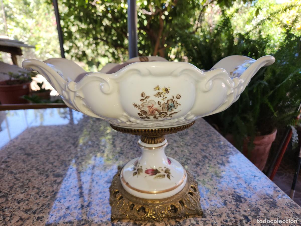 Antig&uuml;edades: Centro de mesa en porcelana y bronce - Foto 1