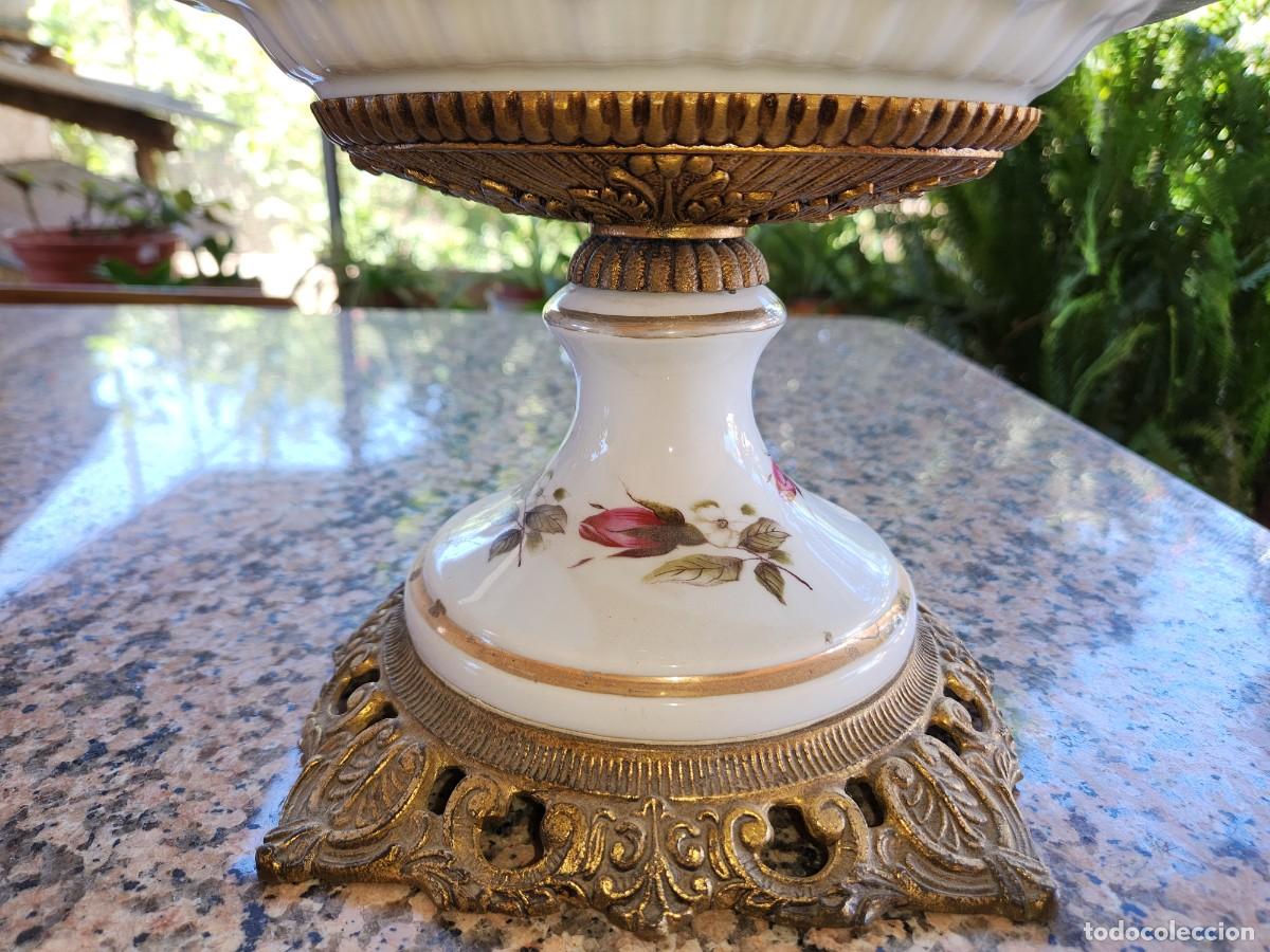 Antig&uuml;edades: Centro de mesa en porcelana y bronce - Foto 3