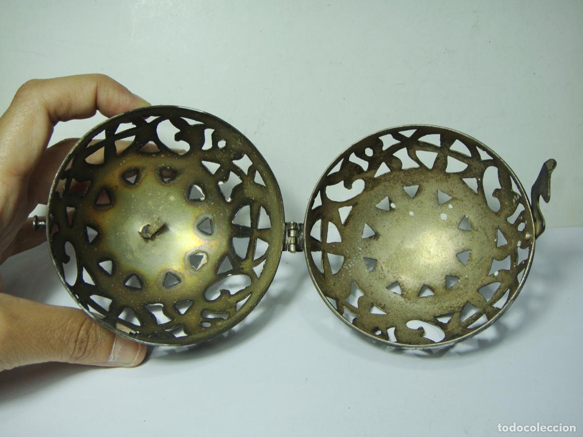 Antig&uuml;edades: Portavelas o Esenciero. Bola de metal plateado.