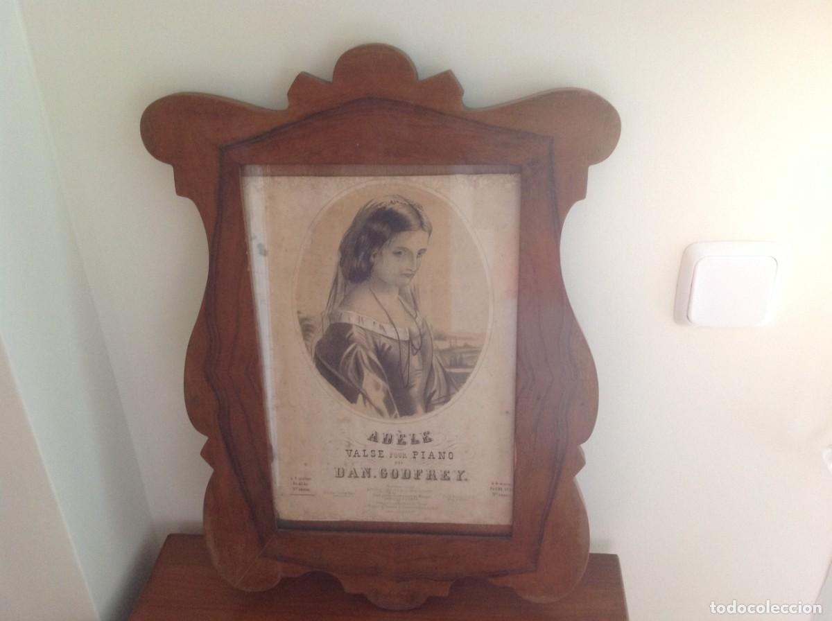 Antig&uuml;edades: marco de madera modernista y grabado de Ad&eacute;le - Foto 1