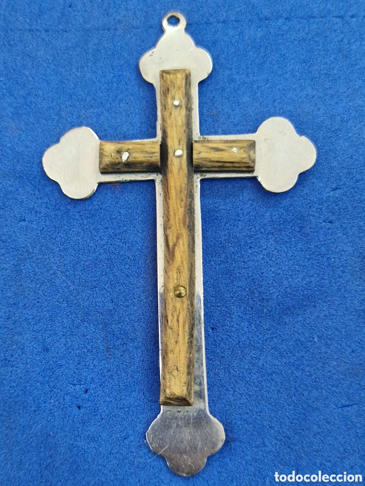 Antig&uuml;edades: Crucifijo de aluminio y madera - Foto 1