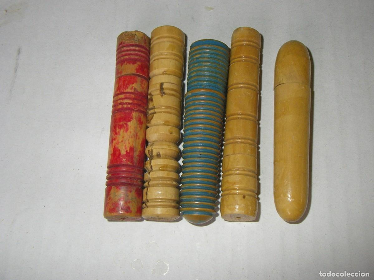 Antiquit&eacute;s: 5 Alfileteros o guarda agujas de madera torneada,