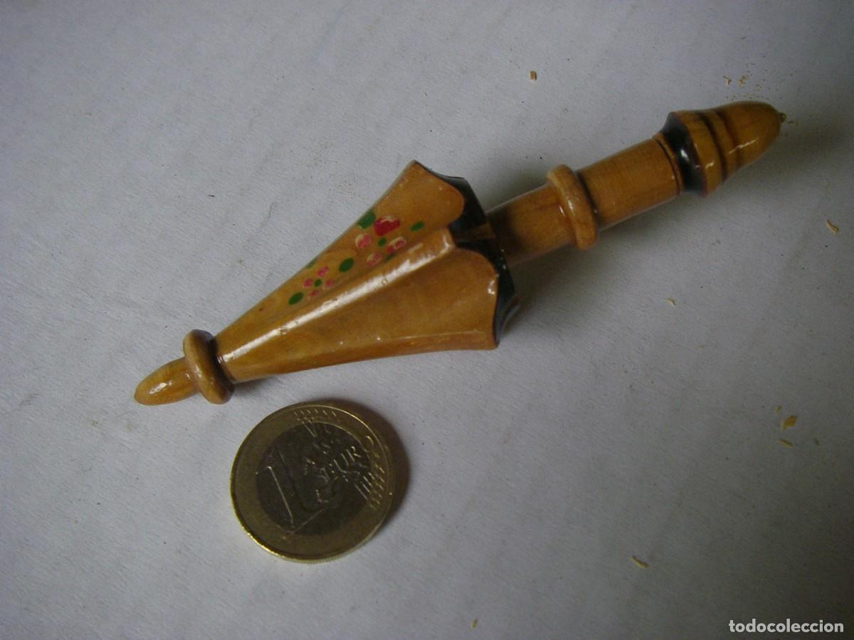 Antiguidades: Antiguo alfiletero o guarda agujas de madera torneada y con forma de paraguas, 10 cm.