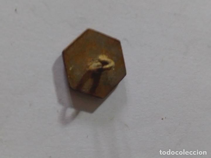 Antig&uuml;edades: Antiguo Bot&oacute;n muy trabajado de forma Hexagonal - Foto 2