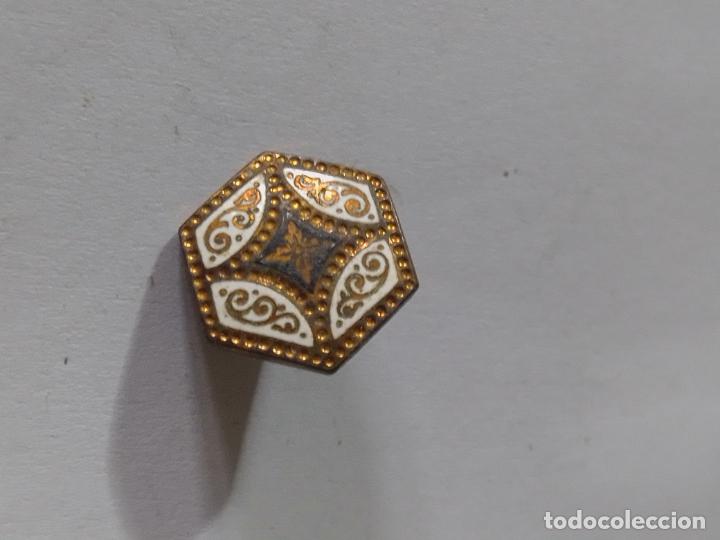 Antig&uuml;edades: Antiguo Bot&oacute;n muy trabajado de forma Hexagonal - Foto 1