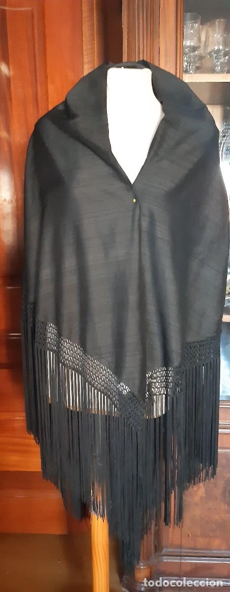 Antig&uuml;edades: MANT&Oacute;N GRANDE DE PICO DE SEDA NEGRO. - Foto 1