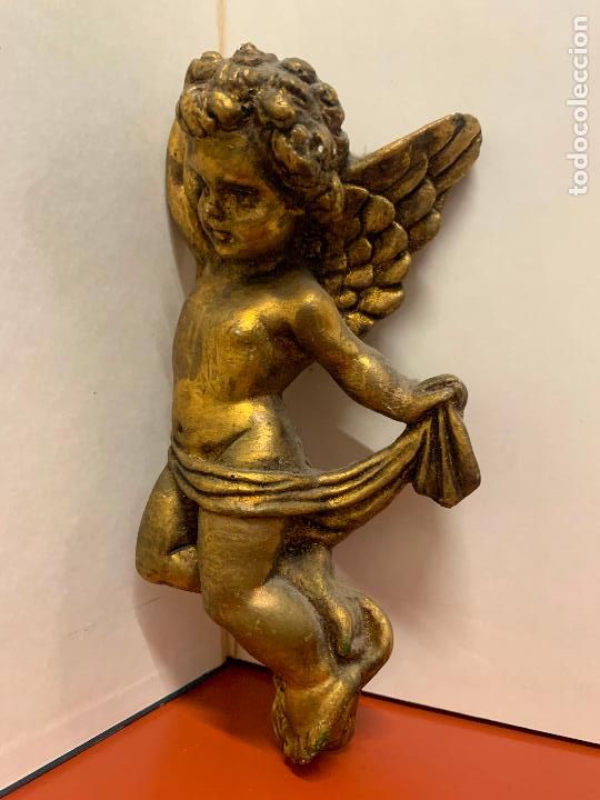 Antiques: Encantador angel, o putti, en yeso y acabado dorado. Mide unos 20cms de altura