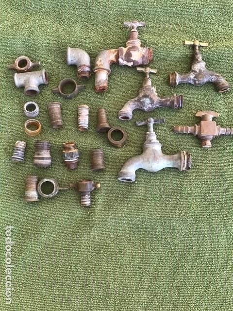 Antiquit&auml;ten: 4 GRIFOS DE LAT&Oacute;N Y MATERIAL FONTANERIA ANTIGUO. VER FOTOS