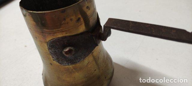 Antig&uuml;edades: ANTIGUA CHOCOLATERA DE LATON EN FORJA - Foto 4