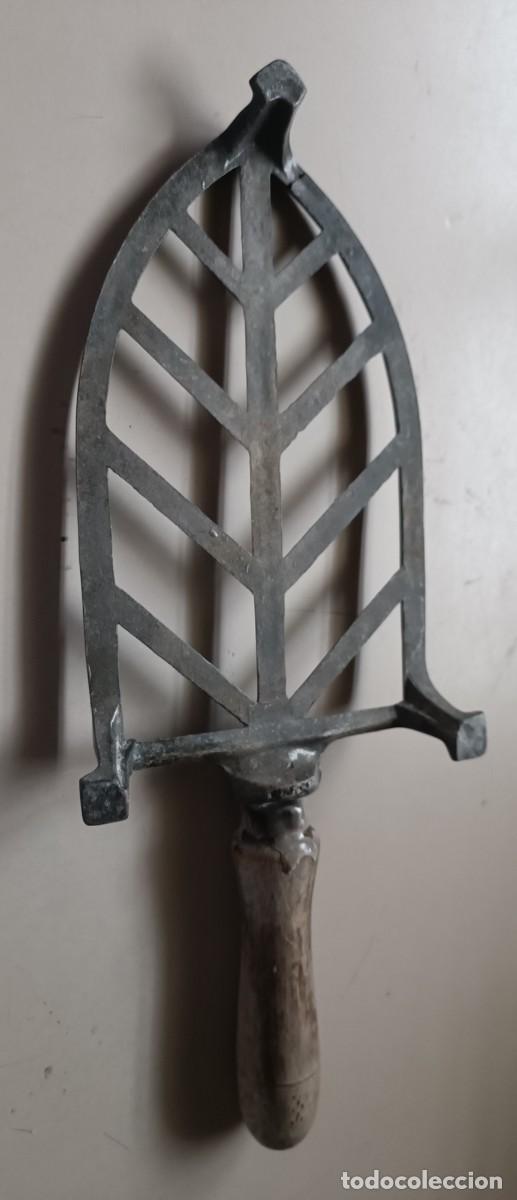 Antig&uuml;edades: PORTA PLANCHA DE ALUMINIO Y MANGO DE MADERA - Foto 2