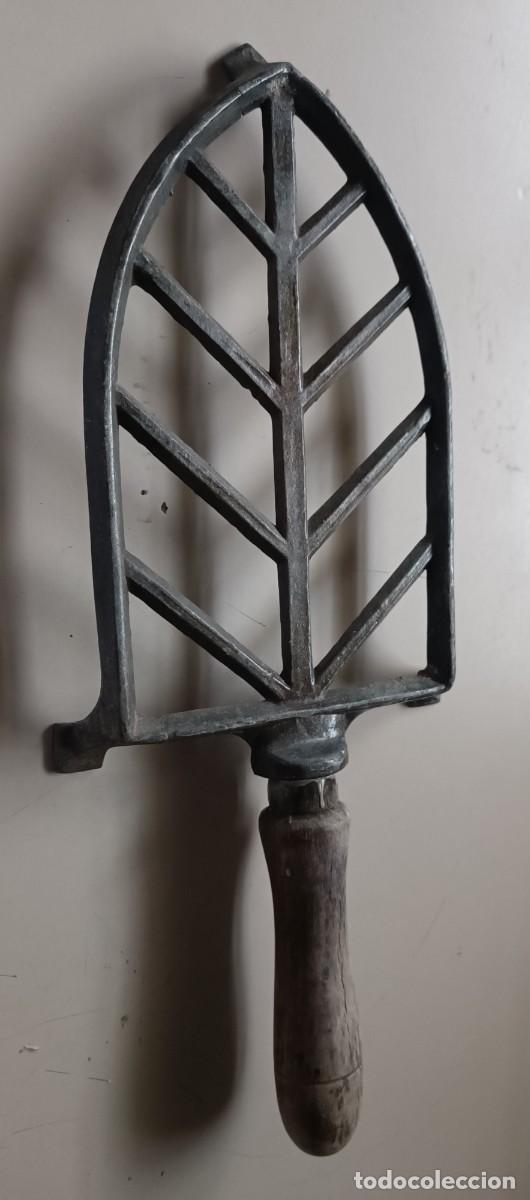 Antig&uuml;edades: PORTA PLANCHA DE ALUMINIO Y MANGO DE MADERA - Foto 3