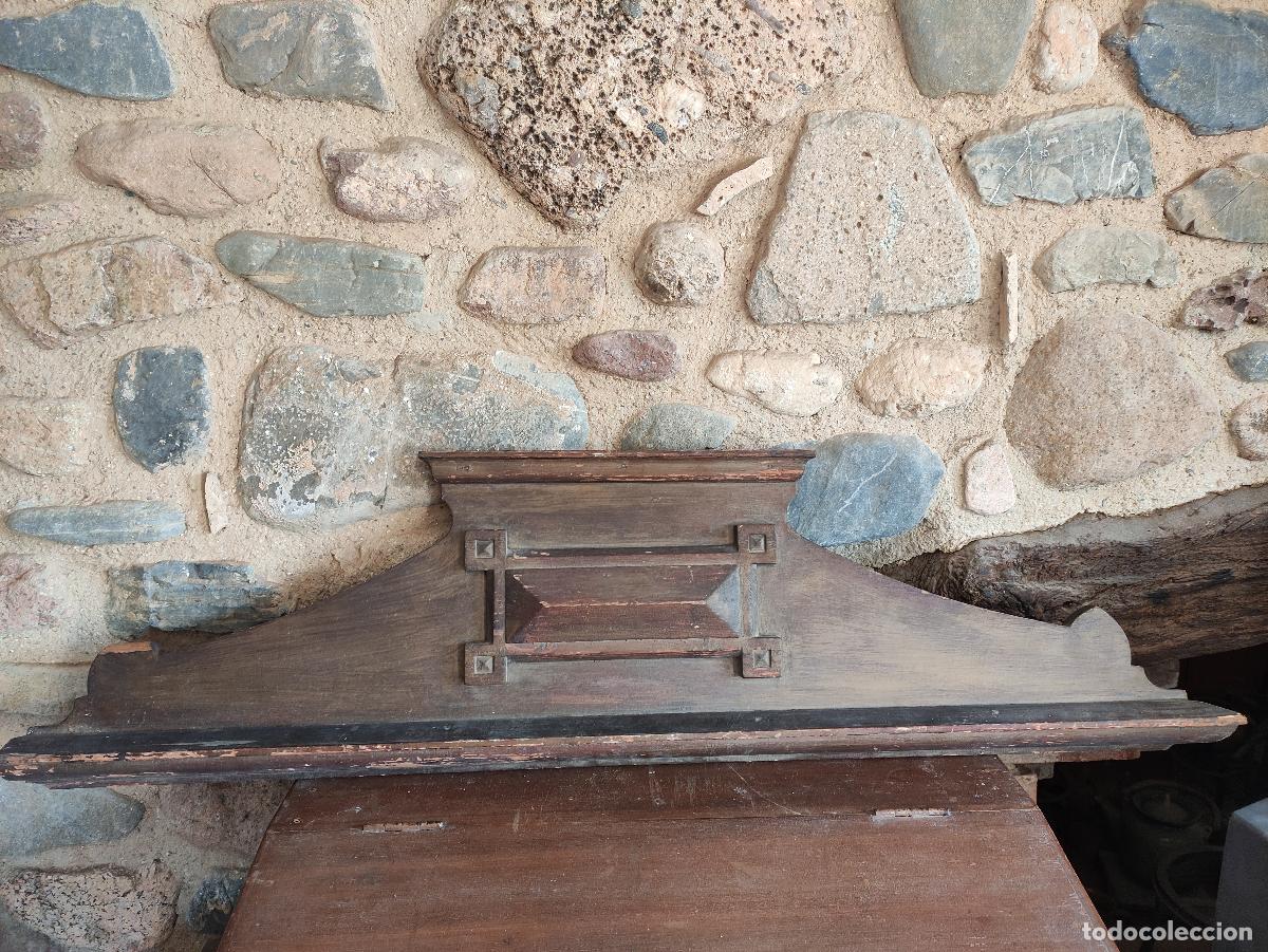 Antig&uuml;edades: Remate mueble madera copete - Foto 1
