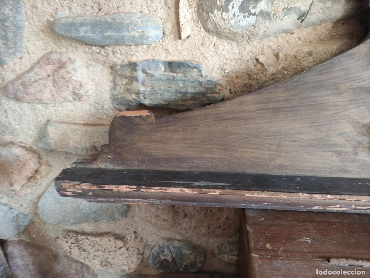 Antig&uuml;edades: Remate mueble madera copete - Foto 3