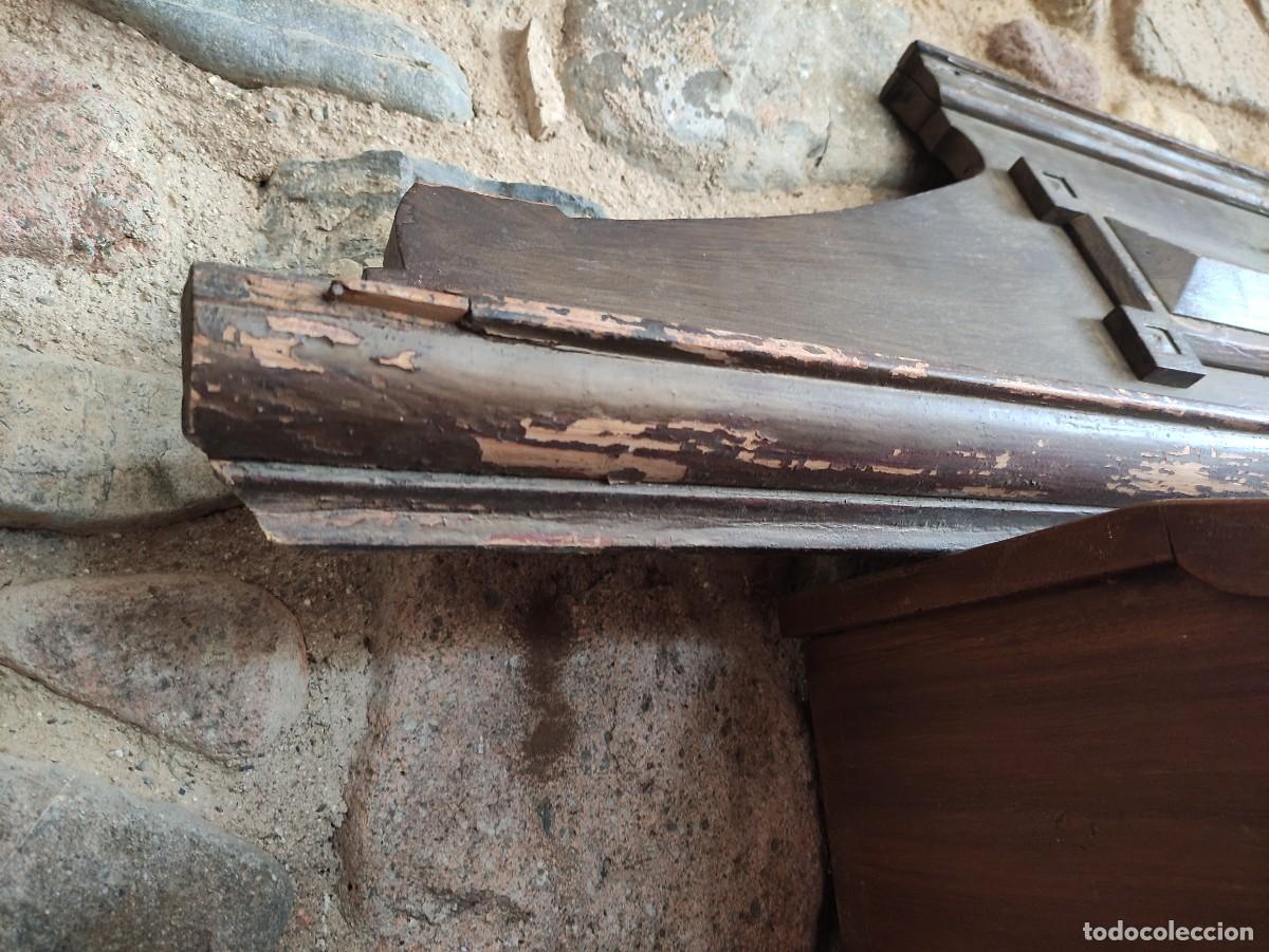 Antig&uuml;edades: Remate mueble madera copete - Foto 5