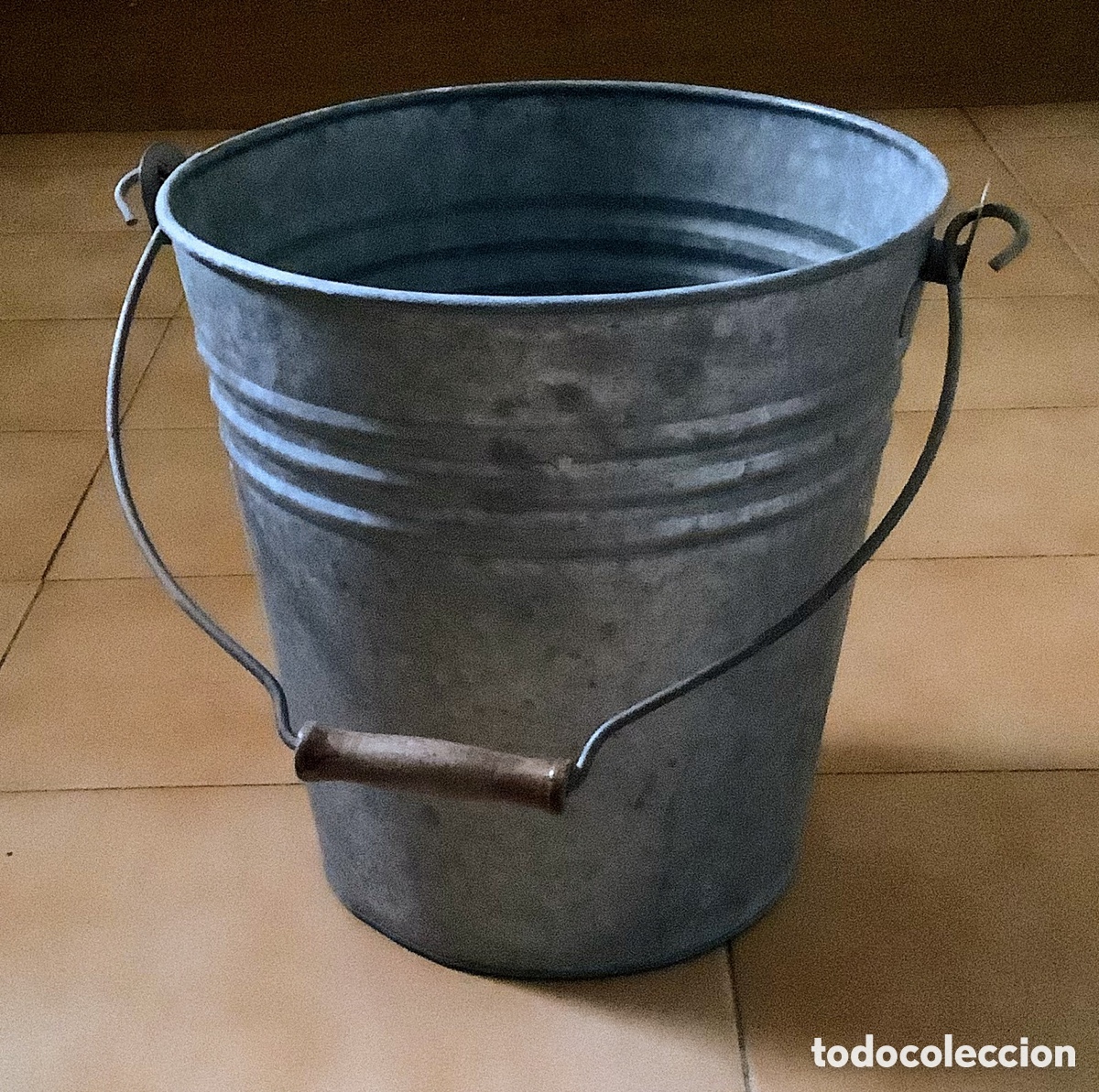 Antig&uuml;edades: Cubo grande antiguo de esta&ntilde;o - Foto 1