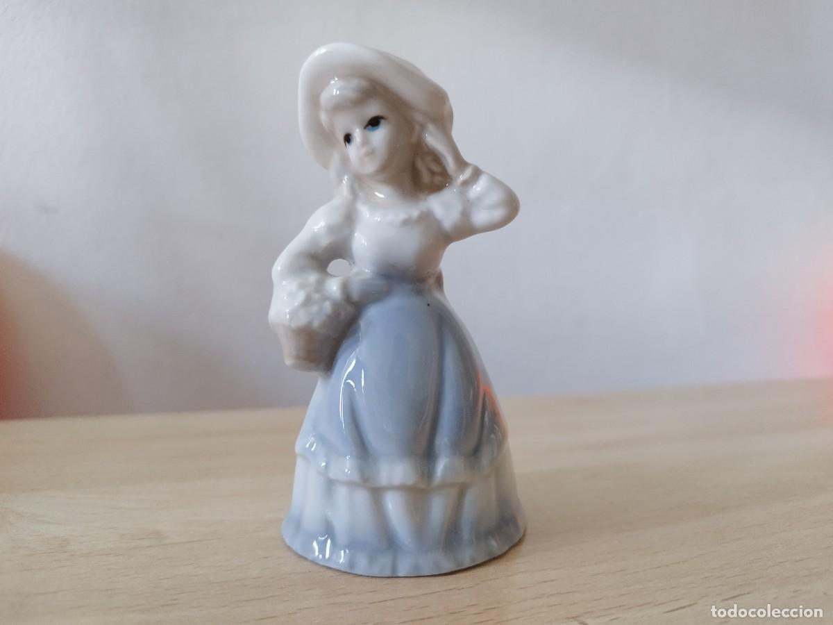 Antig&uuml;edades: Figura de porcelana dama con cesta - Foto 1