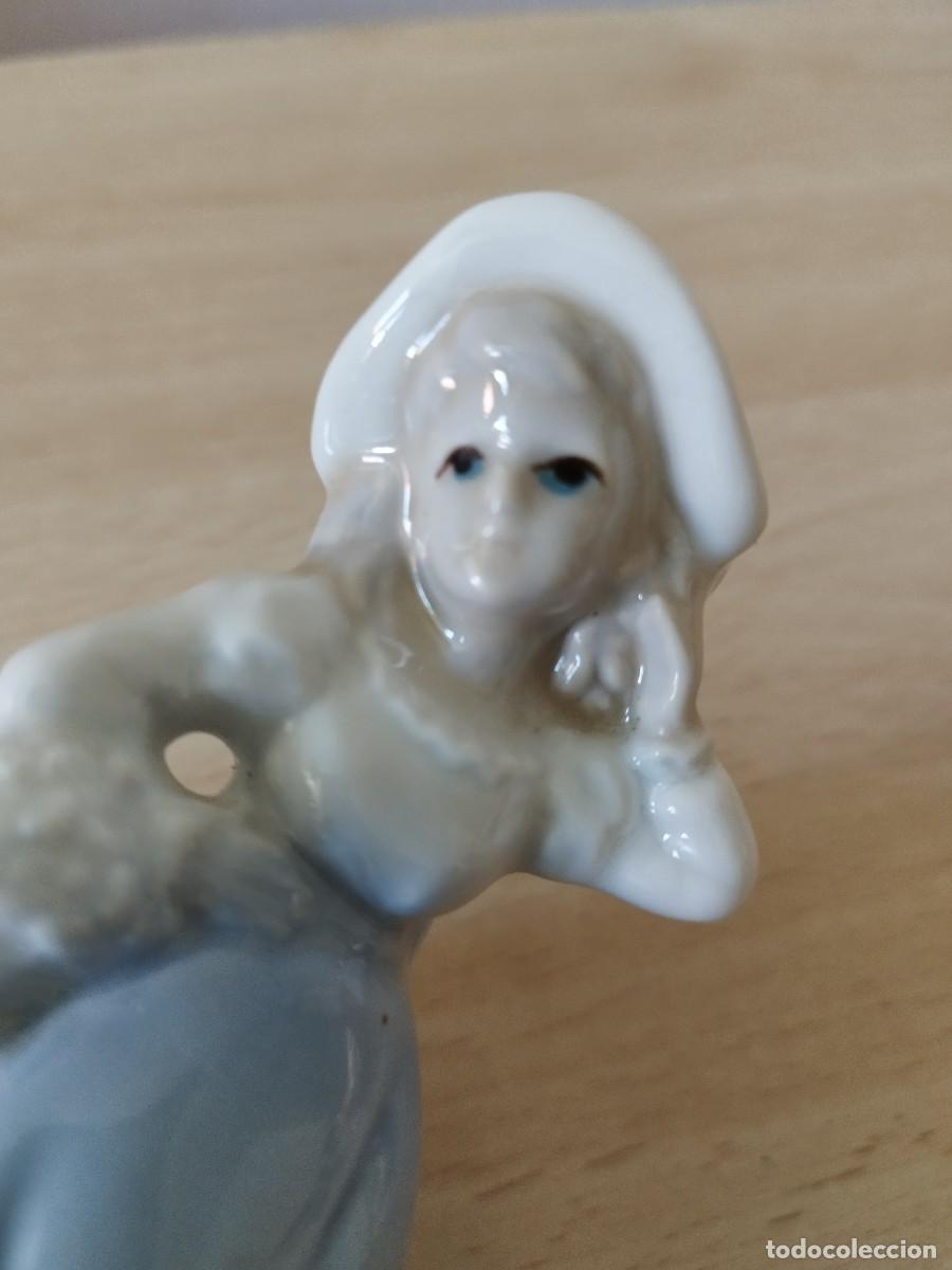 Antig&uuml;edades: Figura de porcelana dama con cesta - Foto 6