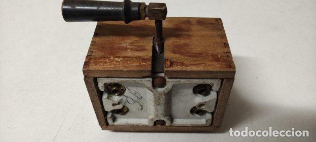Antig&uuml;edades: ANTIGUO CURIOSO INTERRUPTOR EN CAJA - Foto 2