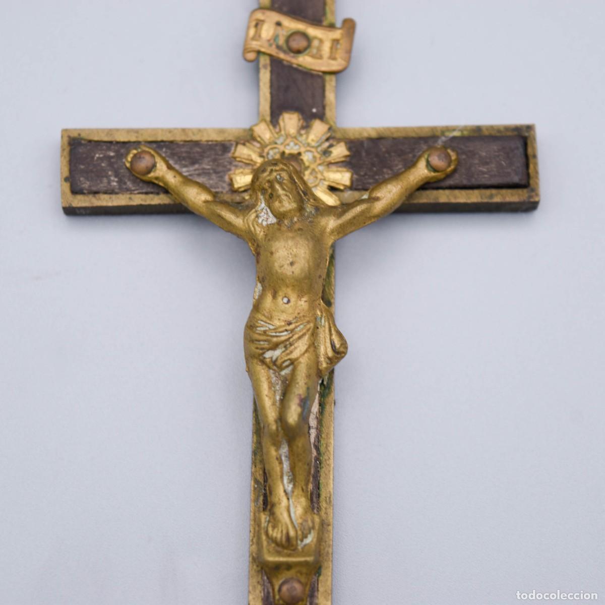 Antig&uuml;edades: Cruz de mano realizada en bronce y madera - Foto 2