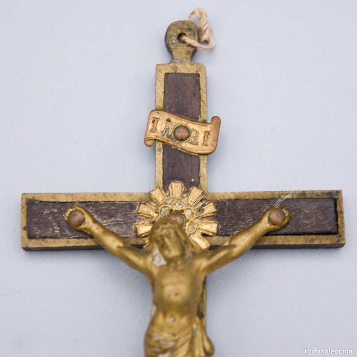 Antig&uuml;edades: Cruz de mano realizada en bronce y madera - Foto 3