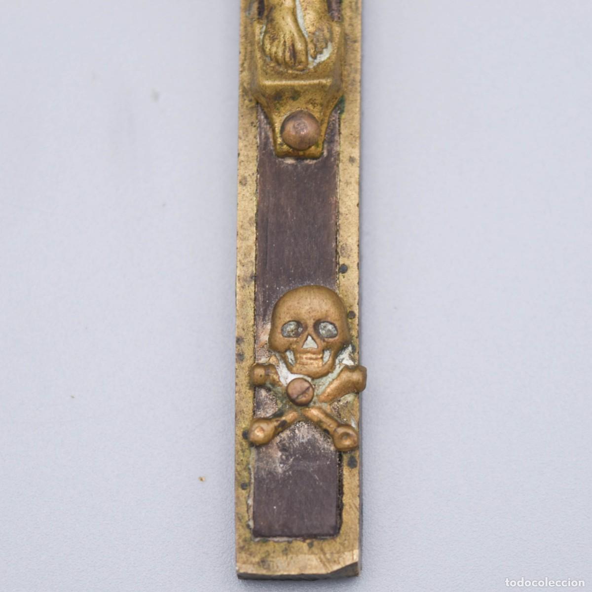 Antig&uuml;edades: Cruz de mano realizada en bronce y madera - Foto 4