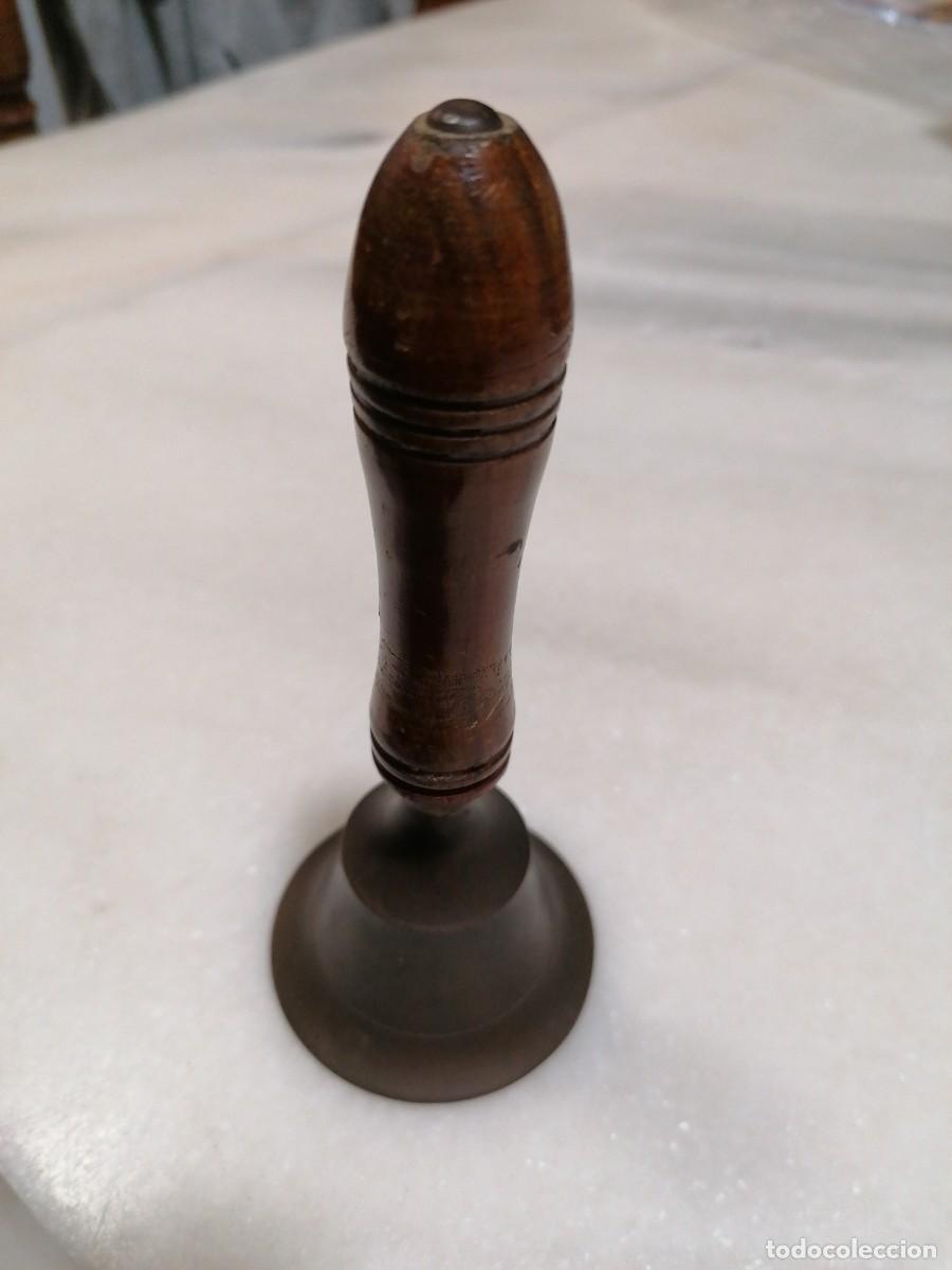 Antig&uuml;edades: Campana de sobremesa en bronce y mango de madera. - Foto 1
