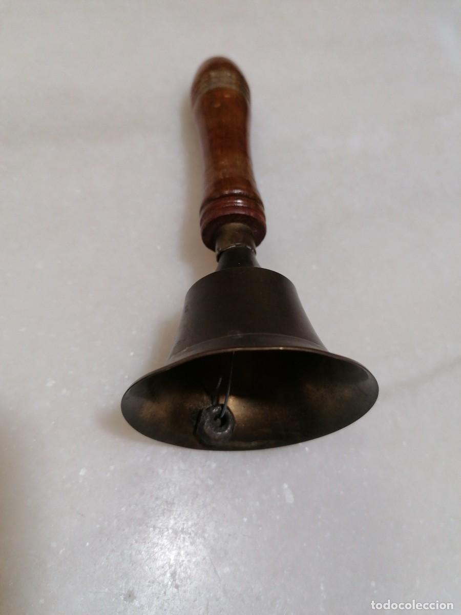 Antig&uuml;edades: Campana de sobremesa en bronce y mango de madera. - Foto 2