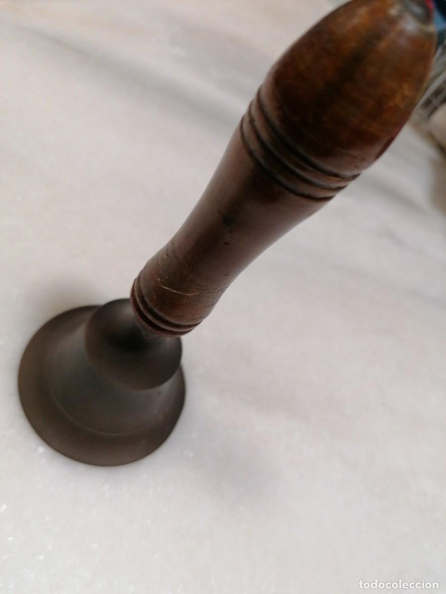 Antig&uuml;edades: Campana de sobremesa en bronce y mango de madera. - Foto 3