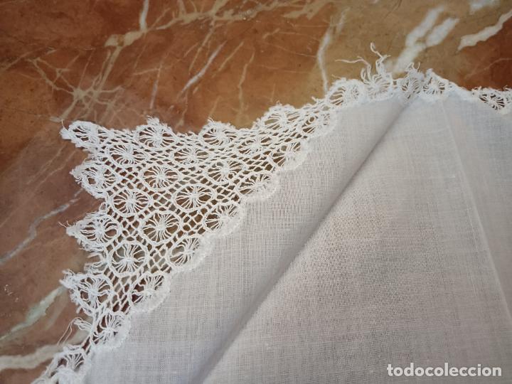 Antig&uuml;edades: Antiguo pa&ntilde;uelo de algod&oacute;n blanco de se&ntilde;ora puntilla - Foto 2